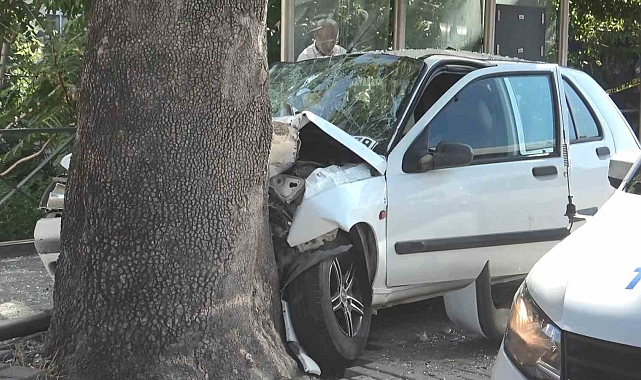 Otomobil otobüs durağına daldı: 1'i ağır 3 yaralı
