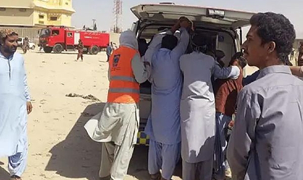 Pakistan’da cami yakınında intihar saldırısı: 52 ölü
