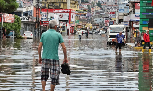 Sel vurdu: 13 ilçede eğitime 1 gün ara verildi
