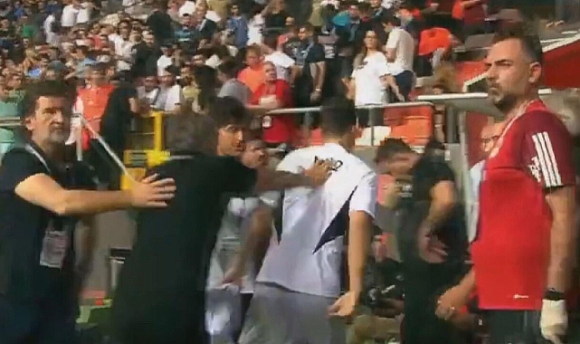 Şenol Güneş, takım personeliyle tokalaştığı sırada Salih Uçan’ı sırtından itti