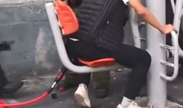 Spor aletine sıkışan genci itfaiye ekipleri böyle kurtardı