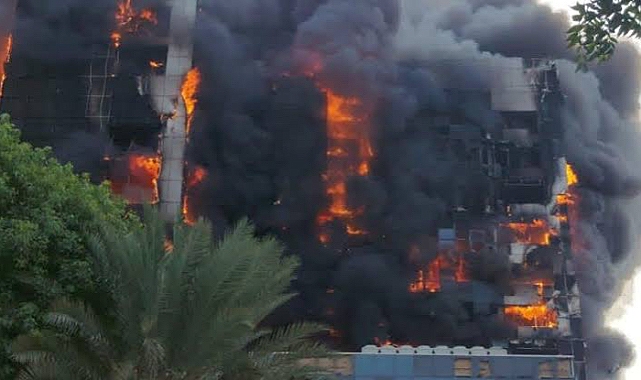 Sudan'ın başkenti Hartum'da şehrin sembolü olan 18 katlı gökdelen imha edildi