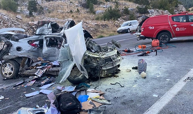 Yolcu otobüsü ve otomobil kafa kafaya çarpıştı: 1 ölü, 6 yaralı