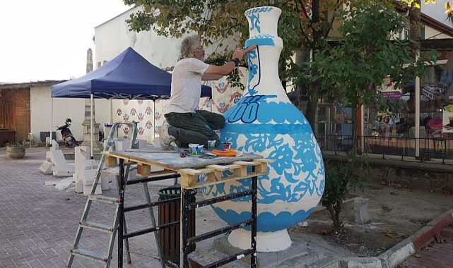2 metre boyunda İznik çinisinden dev vazo