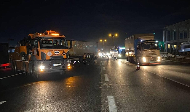 Anadolu Otoyolu'nda 2 tır çarpıştı: Ankara istikametinde ulaşım aksadı