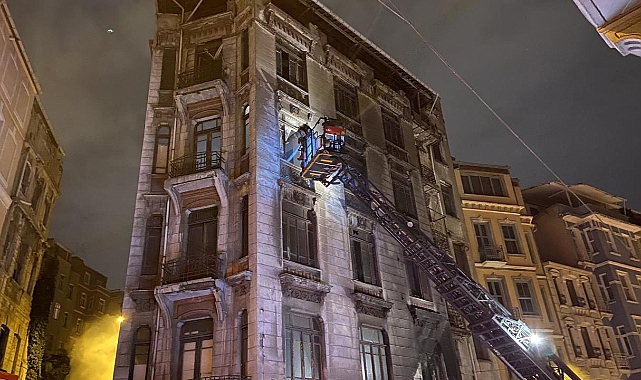 Beyoğlu'nda tarihi handa yangın