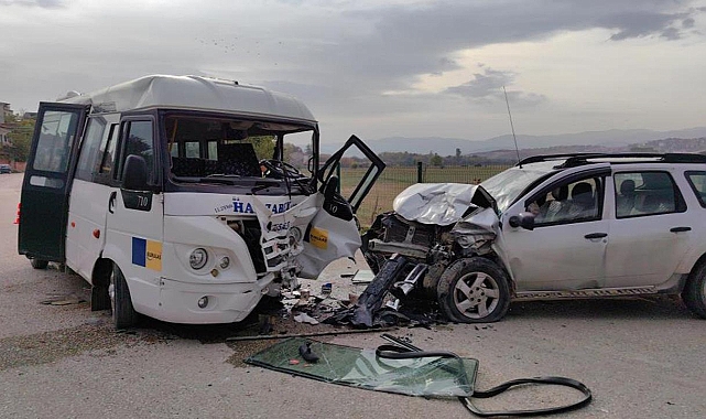 Bursa'da servis minibüsü ile otomobil çarpıştı: 11 yaralı