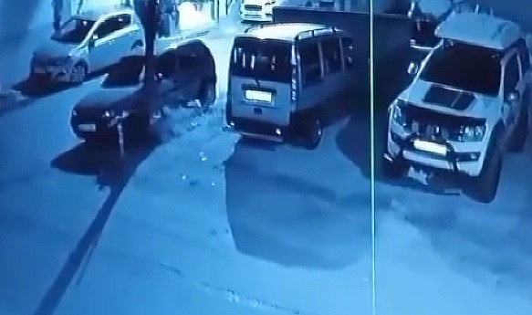Evin önünde araç lastiğini ateşe verdi, arkasına bakmadan böyle kaçtı