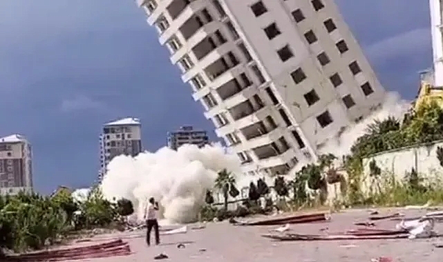 Hasarlı binanın yıkım sırasında çöktüğü anlar kamerada