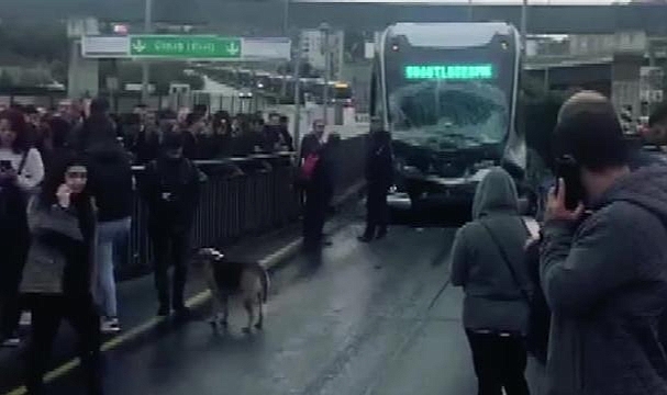 Kadıköy Uzunçayır’da metrobüs kaza yaptı