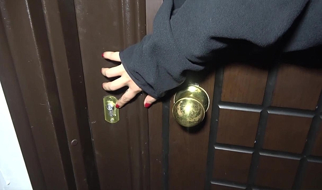 Kiracıları eve girmesin diye kapılara yapıştırıcı sürdü