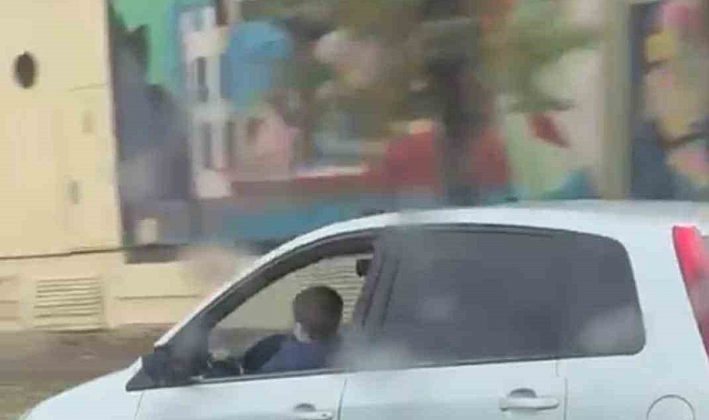 Küçük çocuğu direksiyon başına geçirip tehlike saçtı