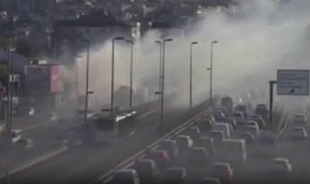 Küçükçekmece'de yangın: Dumanlar D-100'de trafiği durdurdu