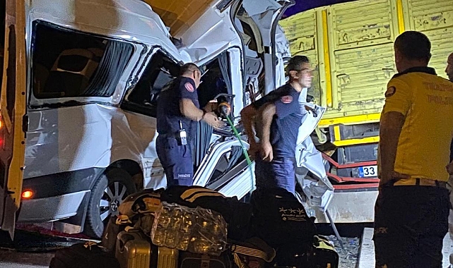 Minibüs park halindeki kamyona çarptı: 2 ölü