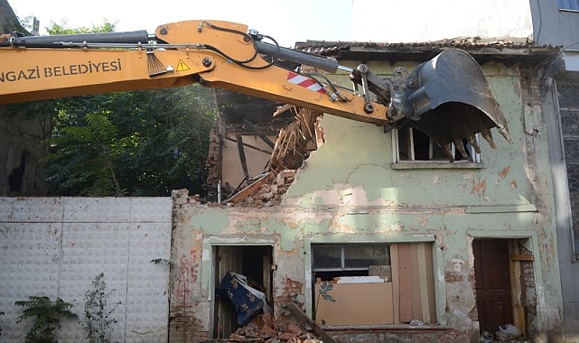 Osmangazi'de tehlike saçan metruk binalar yıkılıyor