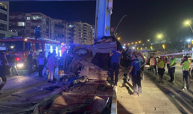 Otomobil üst geçidin ayağına çarptı: 2 ölü