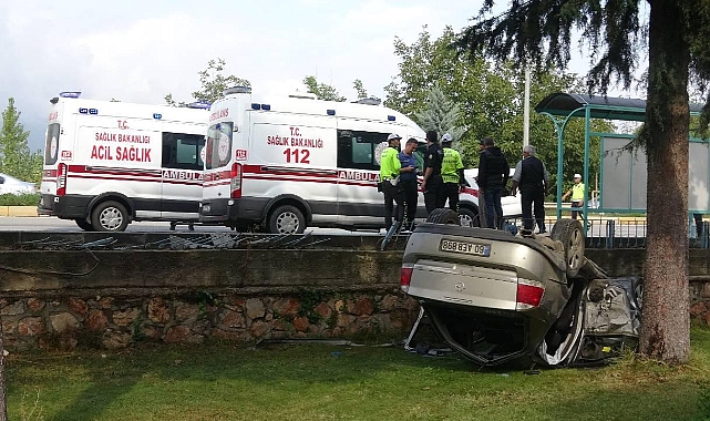 Park halindeki araca çarpan otomobil cami bahçesine uçtu: 11 yaralı