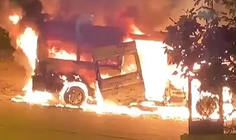 Servis minibüsü alev topuna döndü, 2 araç kullanılamaz hale geldi