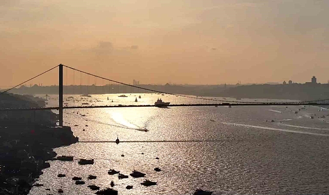 Türk donanmasının İstanbul Boğazı'ndan geçişi töreni başladı