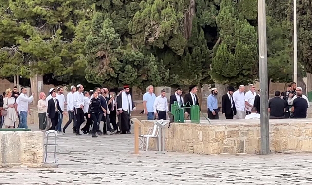 Yüzlerce fanatik Yahudi Mescid-i Aksa'ya baskın düzenledi