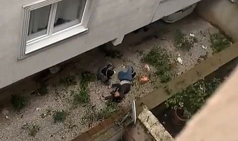 Aldatıldığı gerekçesiyle eşi bıçakla üzerine yürüdü, kendisini 2.kattan aşağıda buldu