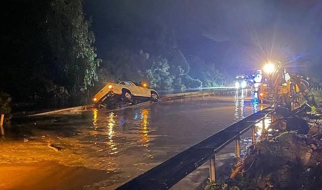 Aydın'da sağanak: Sele kapılan iki araç bariyerlere çarparak asılı kaldı