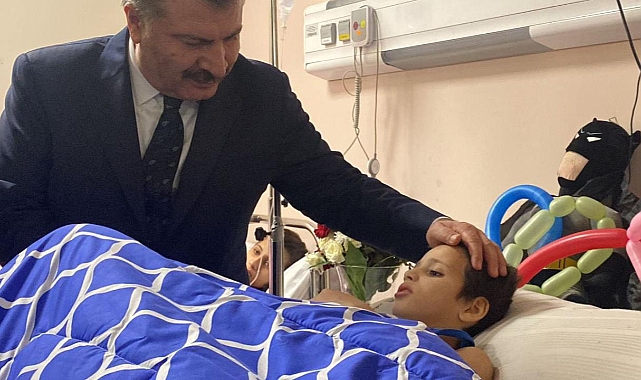 Bakan Koca Mısır'da Filistinli kanser hastası çocuklarla buluştu