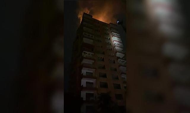 Binanın çatısına düşen yıldırım yangına sebep oldu