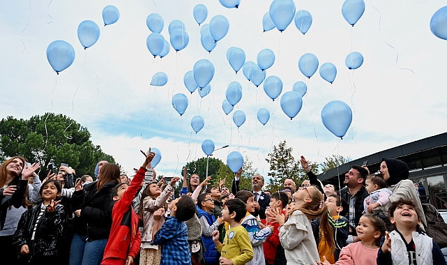 Bursa'da mavi balonlar Filistinli çocuklar için gökyüzüne bırakıldı