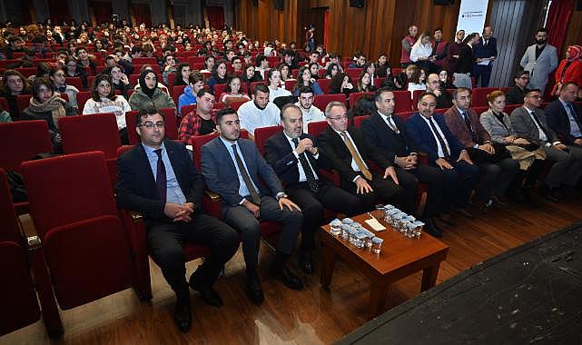 Bursa'da münazarada fikirler yarıştı