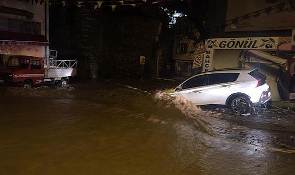 Bursa’da sağanak sele dönüştü