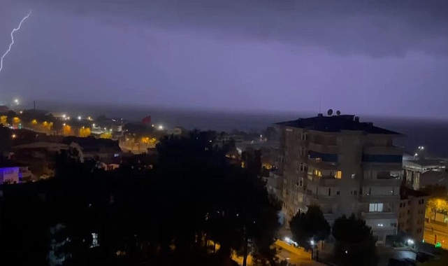 Bursa güne yağmur ve şimşeklerle uyandı