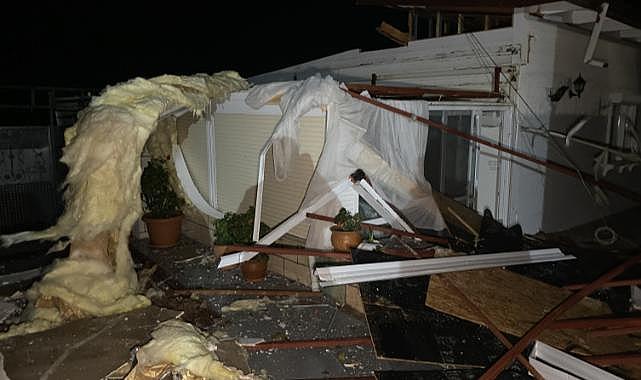 Çanakkale'de fırtına: Yazlık evler ve işletmelerin çatıları uçtu