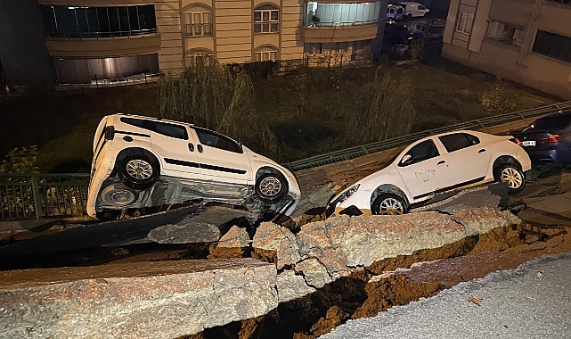 Çöken istinat duvarının çukuruna 4 araç düştü