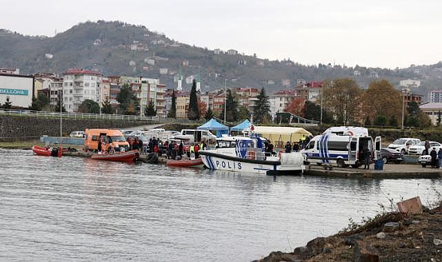 Dalgalara kapılan 2 liseli gençten birinin montu ve cep telefonu bulundu