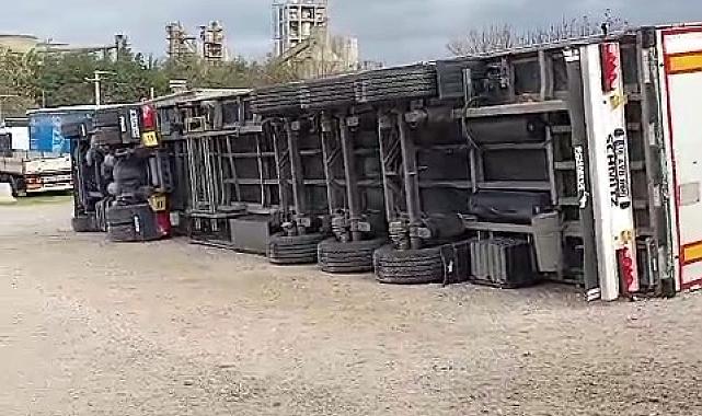 Fırtına Erikli Su Fabrikası'nın bahçesindeki tırları devirdi