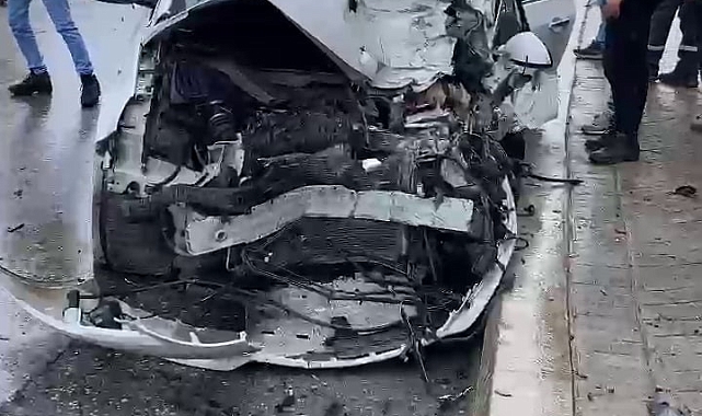 Hurdaya dönen otomobilde sıkışan kadın sürücü yaralandı