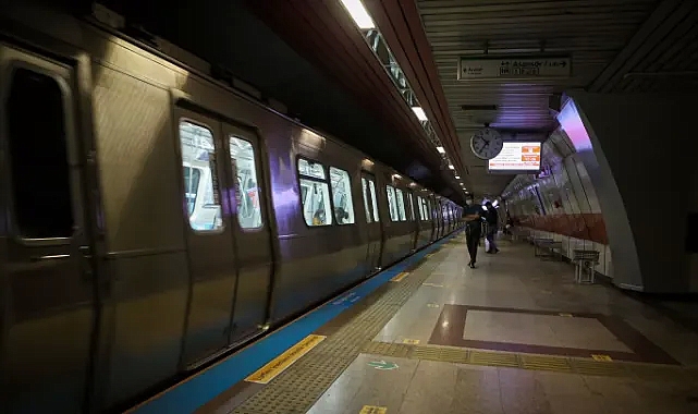 İstanbul'da metro arızalandı: Yolcular, ışıkları yanmayan ve kapısı açılmayan metroda mahsur kaldı
