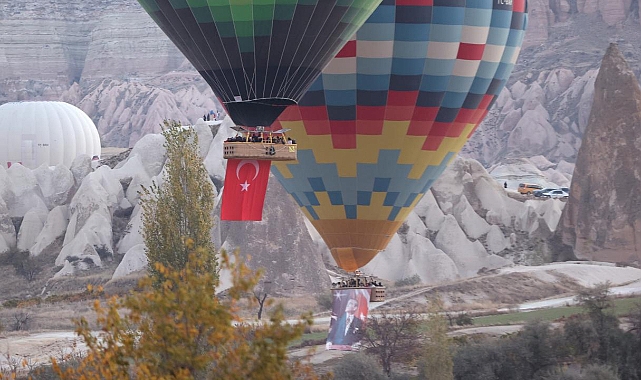 Kapadokya'da balonlar Türk bayrağı ve Atatürk posteriyle uçtu