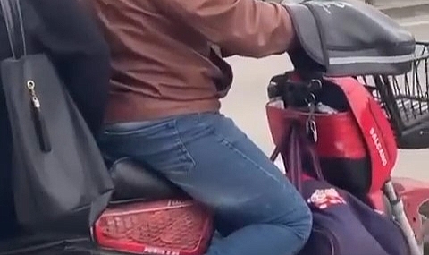 Motosikletin önüne bebeğini koyup kilometrelerce ilerledi