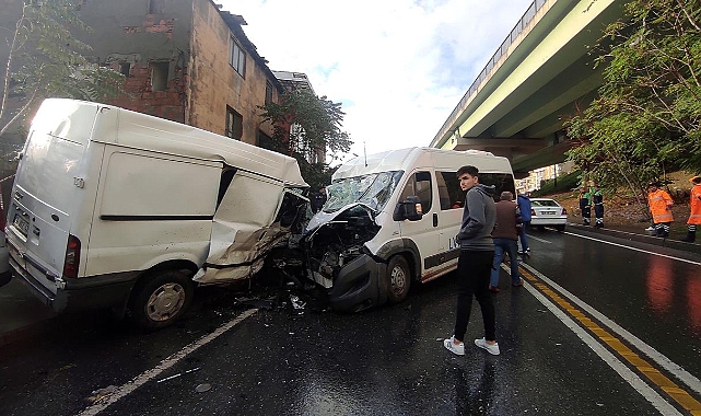 Panelvan, hastane personelinin olduğu servise çarptı: 8 yaralı