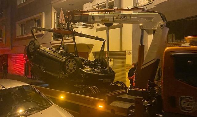 Park halindeki araçlara çarpan otomobil ters döndü