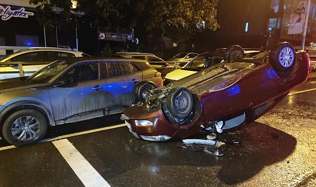Park halindeki araçlara çarparak kaçan otomobil takla attı