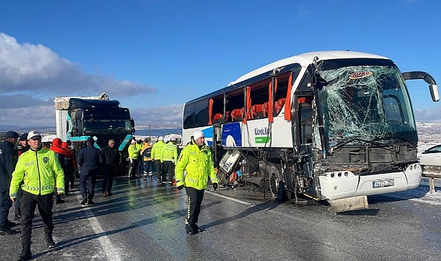 Sivas'ta yolcu otobüsü ile tır çarpış: 1 ölü, 2 yaralı
