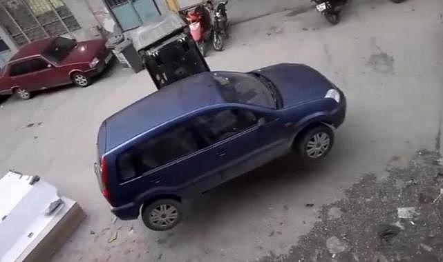 Yanlış park eden aracı forklift ile kaldırdı