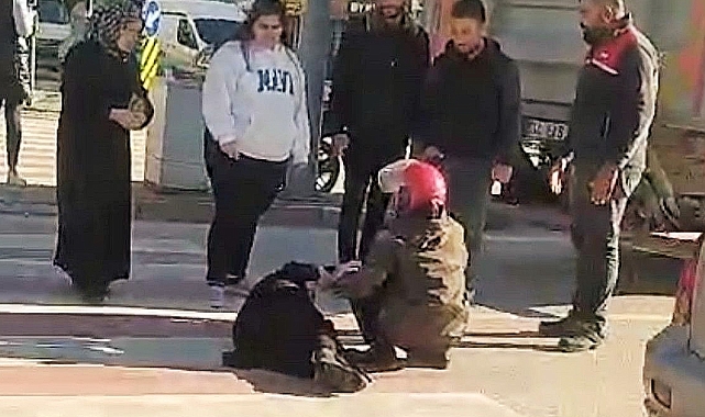 Yaralı eşinin elini hiç bırakmadı