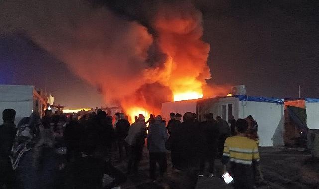 Adıyaman'da depremzede ailelerin kaldığı iki konteyner yanarak küle döndü.