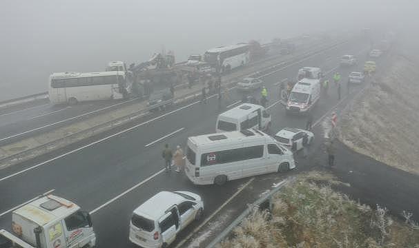 Ağrı'da sis zincirleme kazaya neden oldu: 19 yaralı