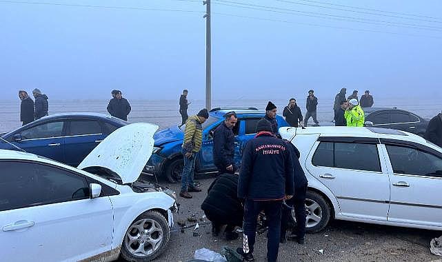 Aynı anda 2 zincirleme kazada 15 kişi yaralandı