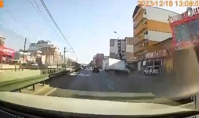 Bursa'da sinyal vermeden şerit değiştiren otomobil faciaya neden oluyordu